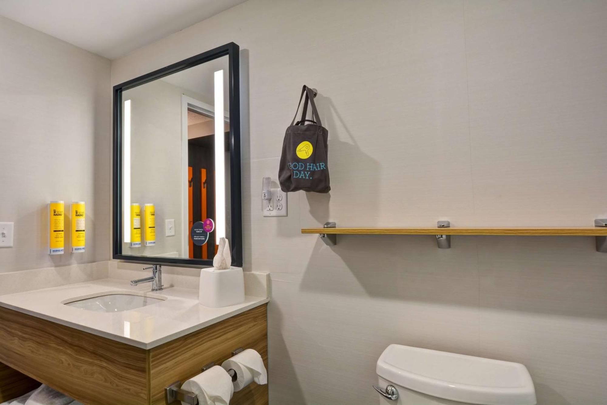 Tru By Hilton Syracuse North Airport Area Hotel Liverpool Exterior photo