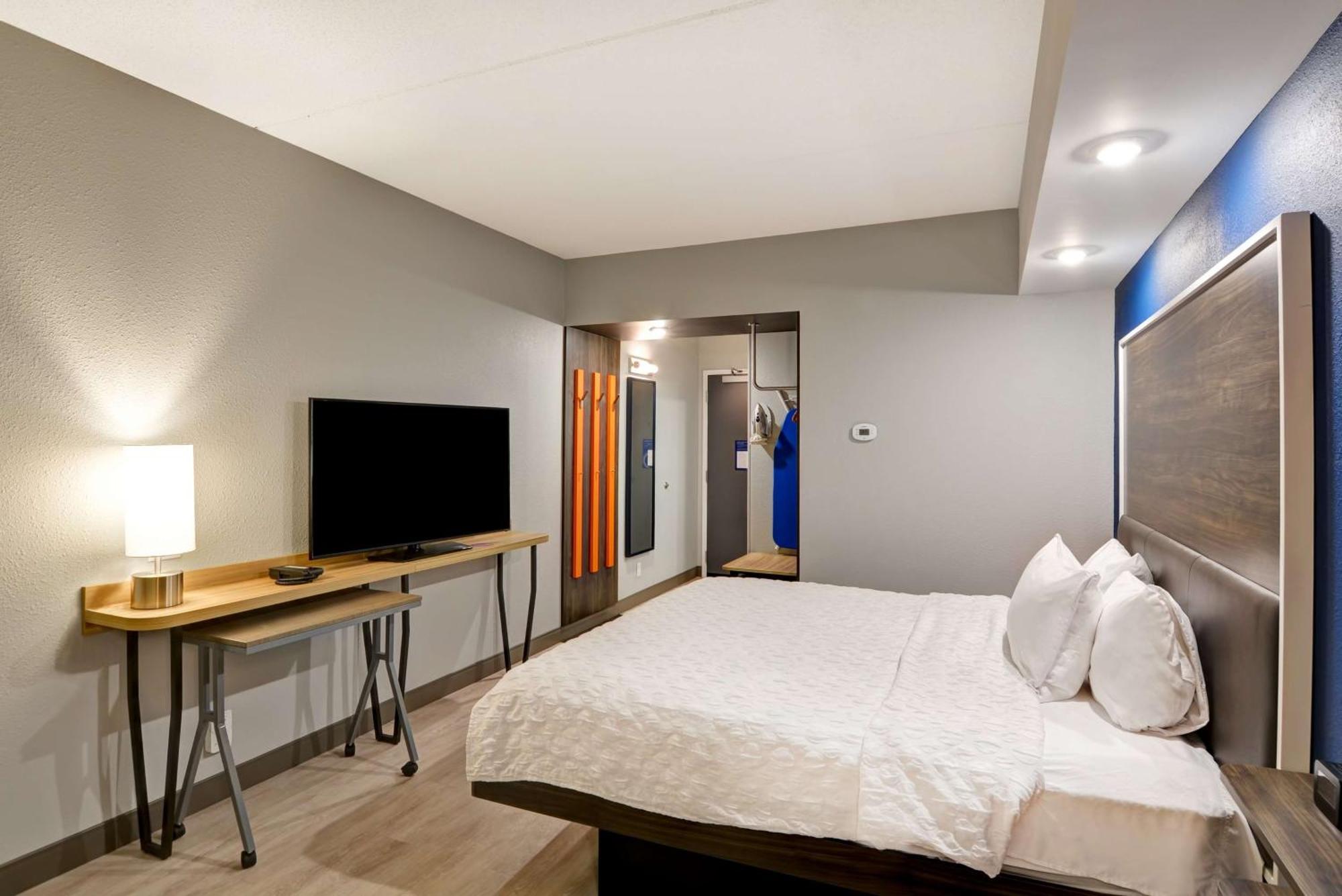 Tru By Hilton Syracuse North Airport Area Hotel Liverpool Exterior photo
