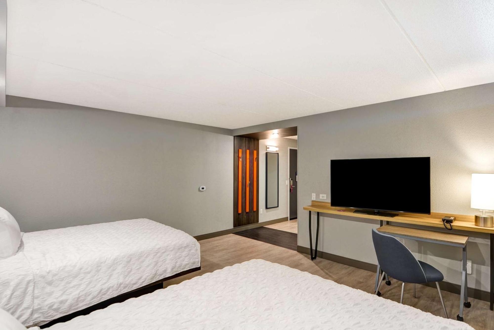 Tru By Hilton Syracuse North Airport Area Hotel Liverpool Exterior photo