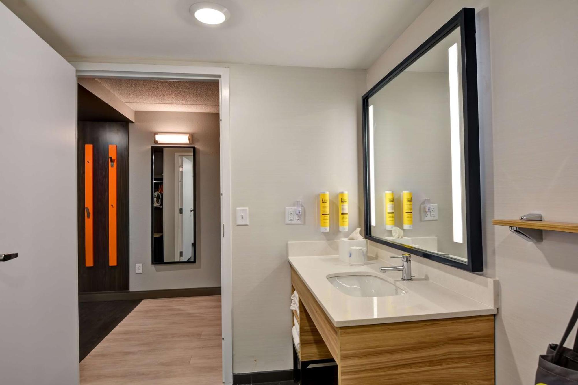 Tru By Hilton Syracuse North Airport Area Hotel Liverpool Exterior photo