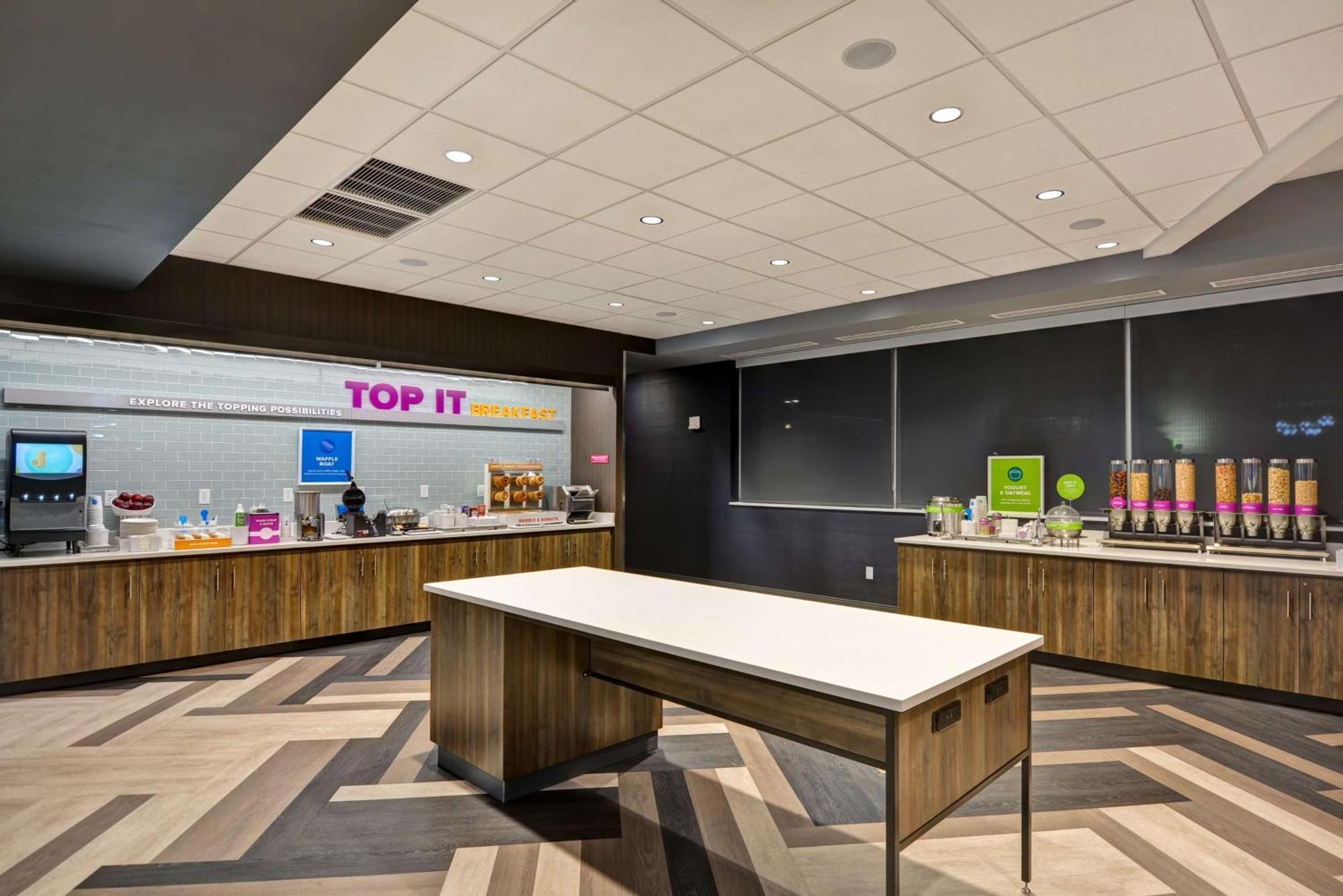 Tru By Hilton Syracuse North Airport Area Hotel Liverpool Exterior photo