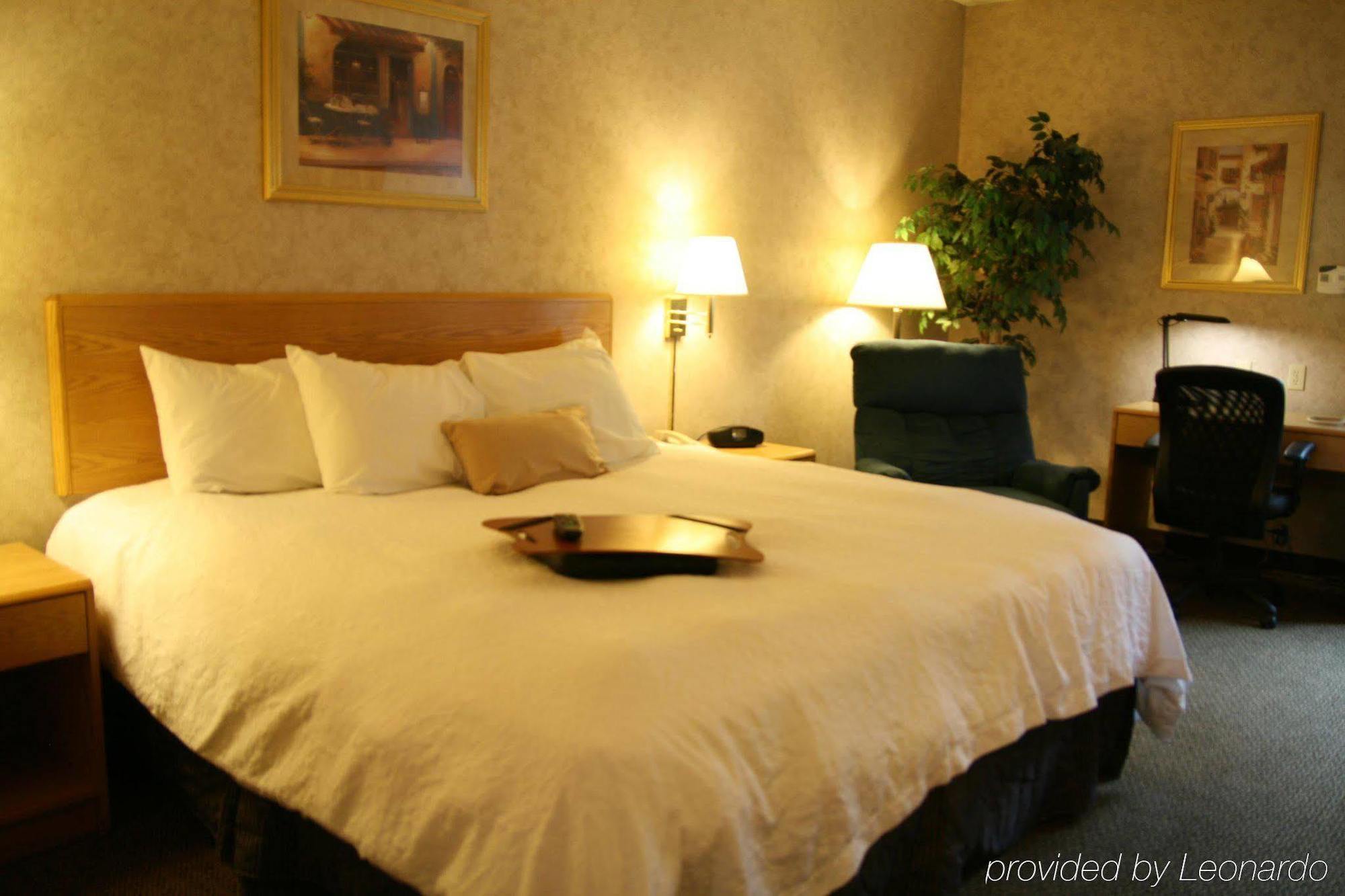 Tru By Hilton Syracuse North Airport Area Hotel Liverpool Room photo